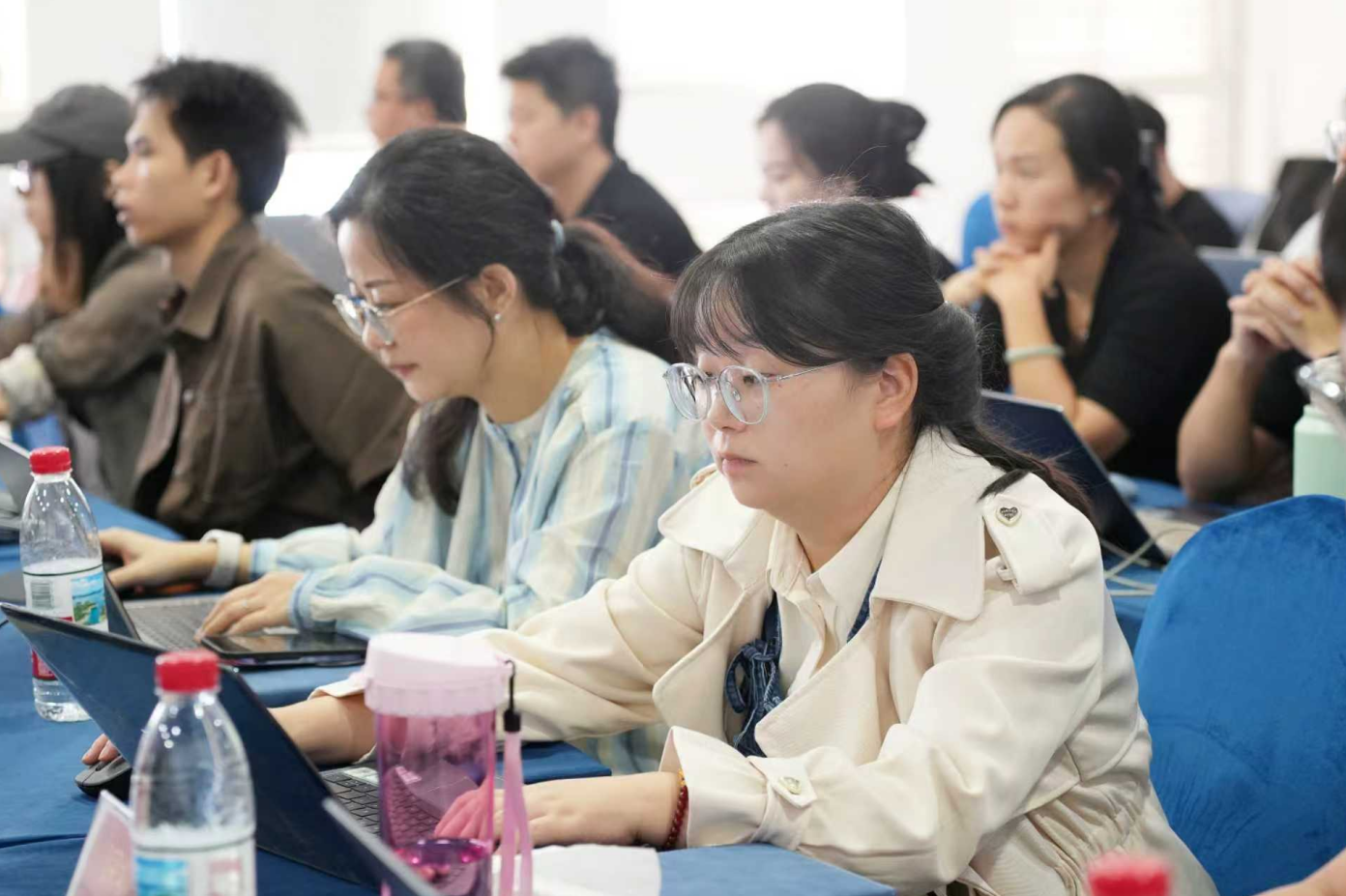 学员带电脑参加 AI 企业线下课实操训练